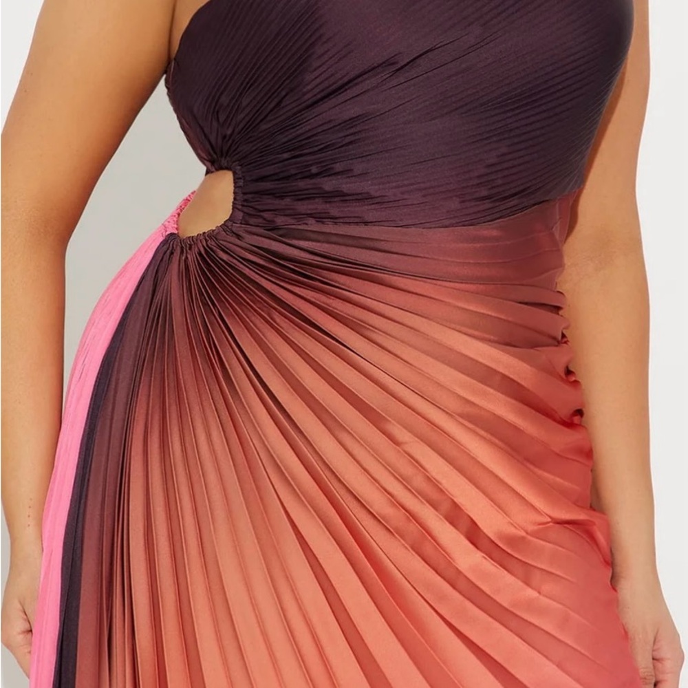 Elegant Ombre Pleated Dress - Picture 3 of 6